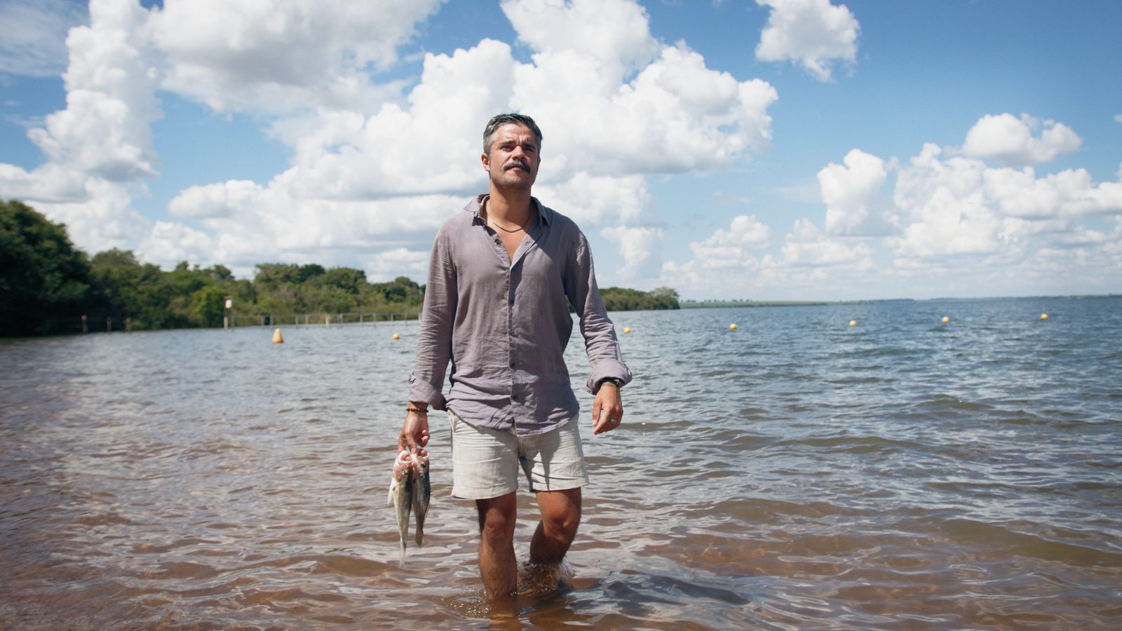 Pescador entrando na água