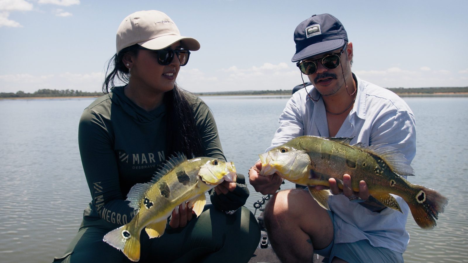 Pescadores exibindo captura